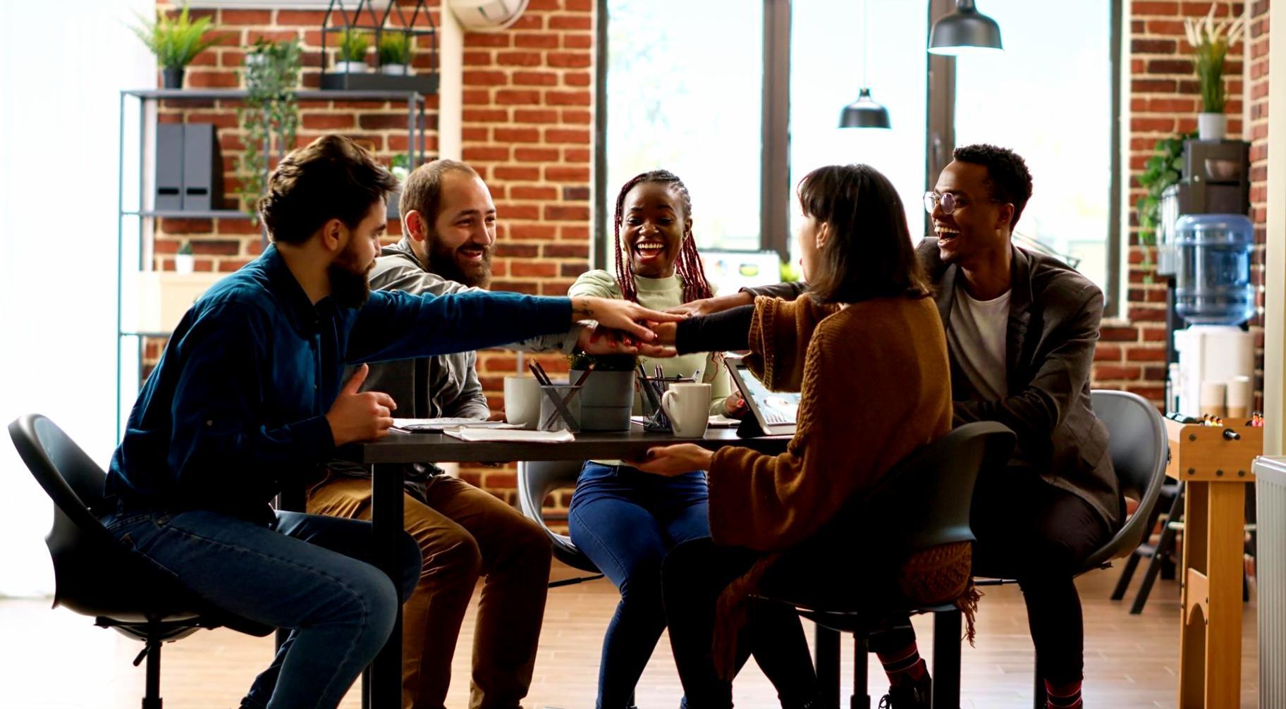 Espace de travail organisé avec documents financiers